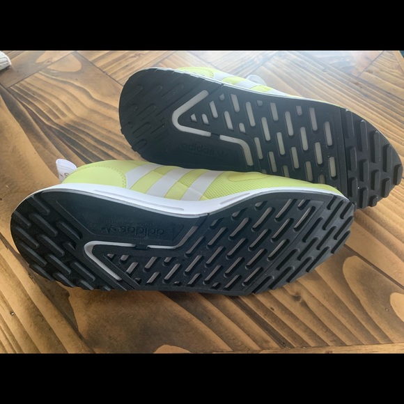 SOLD**Size 8 Adidas Running Shoe - Picture 3 of 4